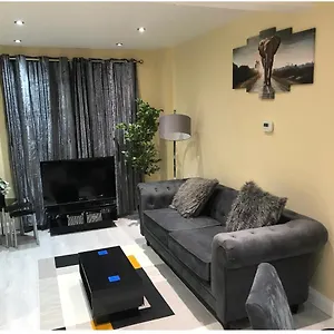 Holiday home Modern & Convenient, Belfast