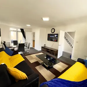 https://4-bedrooms-3-bathrooms-reception-kitchen-garden-fullhouse.cambridgehotelsuk.com